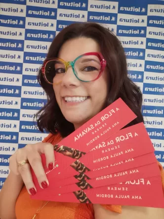 Foto da mediadora Ana Paula Hernandes Alves Bordin durante evento literário